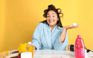 moça olhando itens de uma lista de produtos de beleza feminina