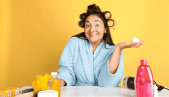 moça olhando itens de uma lista de produtos de beleza feminina