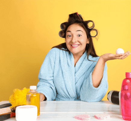 moça olhando itens de uma lista de produtos de beleza feminina