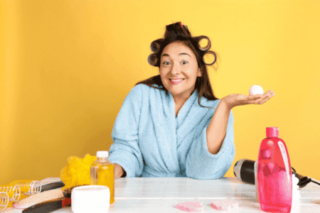 moça olhando itens de uma lista de produtos de beleza feminina