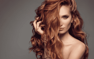 Mulher ruiva de cabelos longos ondulados e compridos