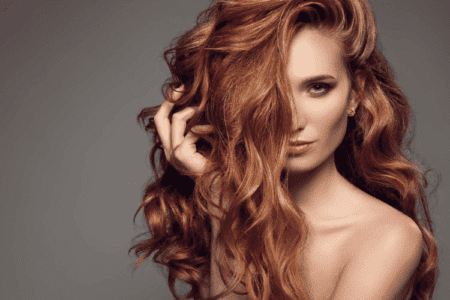 Mulher ruiva de cabelos longos ondulados e compridos