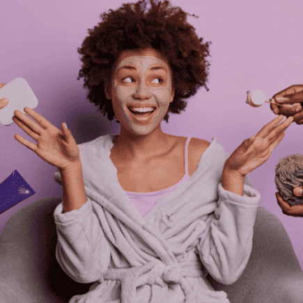 moça olhando vários produtos de beleza