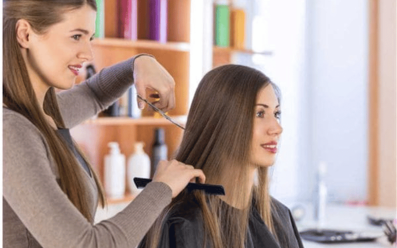 dicas debeleza: mulher cortando o cabelo