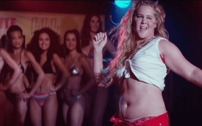 mulher dançando de shorts vermelho aberto com abdomem flácido pois sabe como ser atraente e sedutora
