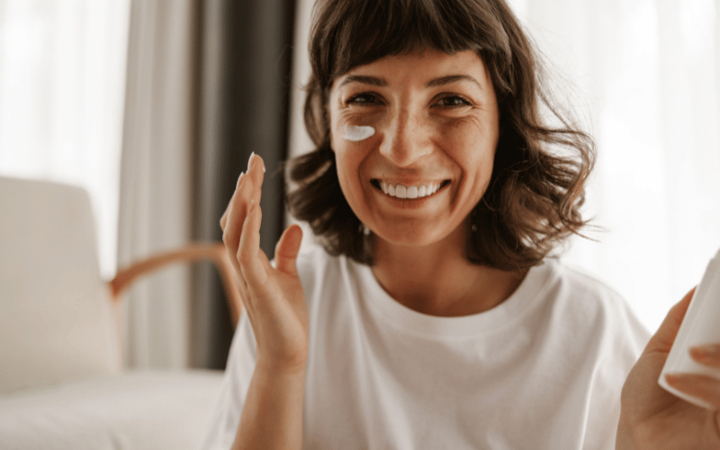 mulher usando protetor solar sendo uma dica de beleza