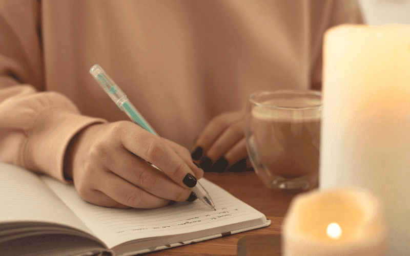 mãos de mulher escrevendo em um caderno
